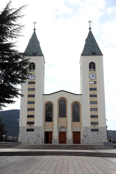 A plébánia templom a Szent James, a szentély of Our Lady Medugorje — Stock Fotó