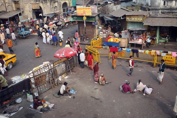 KOLKATA, INDIA, 24 DE ENERO DE 2009: Mendigos frente a Nirmal, Hriday, Hogar para los enfermos y moribundos —  Fotos de Stock