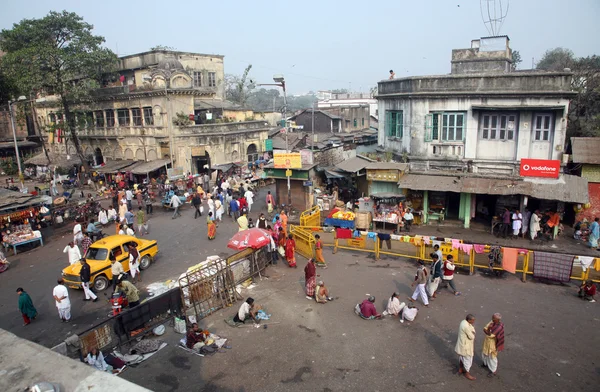 Turistas e visitantes do famoso Templo Kalighat Kali têm descanso perto do santuário em Kolkata — Fotografia de Stock