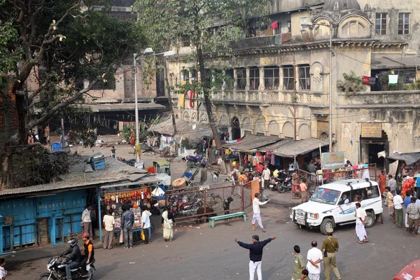 Tourists and visitors of famous Kalighat Kali Temple have rest near the shrine in Kolkata — Stock Photo, Image