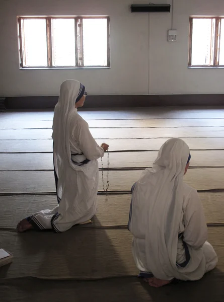 Rahibeler Rahibe teresa'nın misyonerler sadaka anne evi, Kalküta kilisede dua — Stok fotoğraf