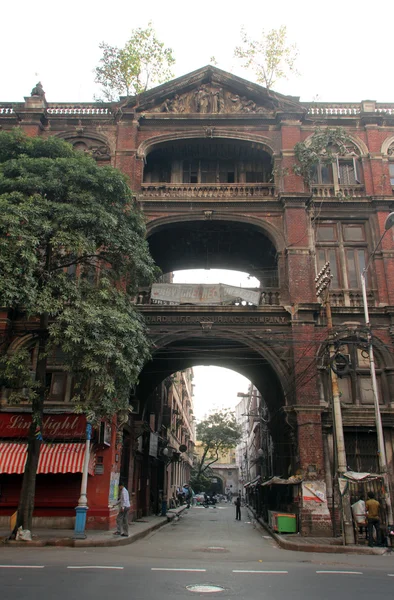 Een veroudering, rottend, ex-koloniale huurkazerne blok in Kolkata, West-Bengalen, India — Stockfoto