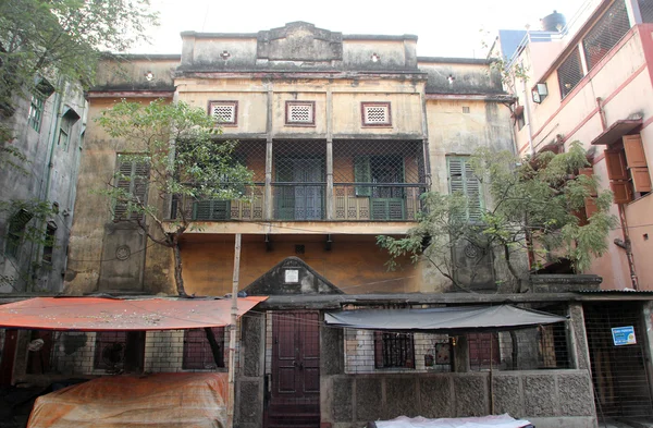 Bir Yaşlanma Çürüyen Eski Colonial Kiralık Bloğunda Kalküta Batı Bengal — Stok fotoğraf