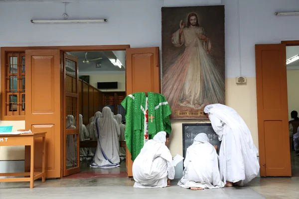 慈善の宣教師、コルカタのマザーハウスでの祈りのための準備の妹 — ストック写真