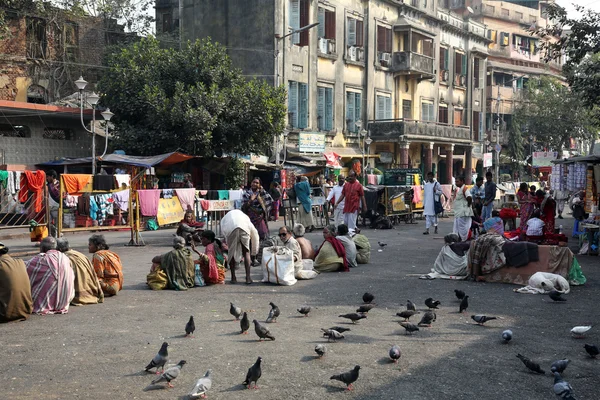 KOLKATA, INDIA - 10 DE FEBRERO DE 2014: Mendigos frente a Nirmal, Hriday, Hogar de los enfermos y moribundos Destitutos en Calcuta — Foto de Stock