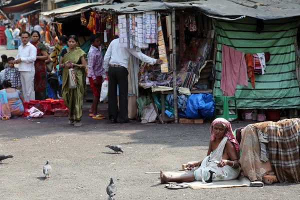 Mendicanti di fronte a Nirmal, Hriday, Casa per i malati e moribondi a Calcutta — Foto Stock