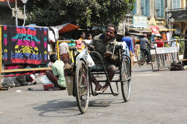 Beggars in front of Nirmal, Hriday, Home for the Sick and Dying Destitutes in Kolkata — Stock Photo, Image