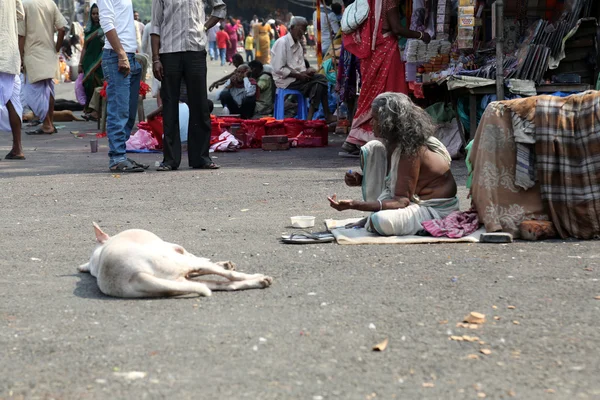 Mendicanti di fronte a Nirmal, Hriday, Casa per i malati e moribondi a Calcutta — Foto Stock