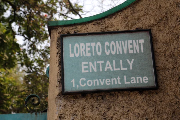 The inscription at the entrance to Loreto Convent where Mother Teresa lived before the founding of the Missionaries of Charity in Kolkata — Stock Photo, Image