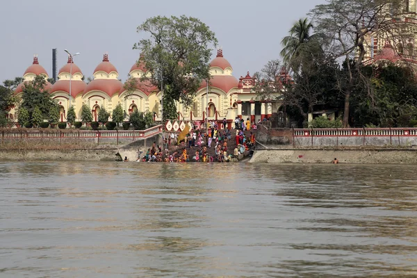 Gente hindú bañándose en el ghat cerca del templo de Dakshineswar Kali en Calcuta —  Fotos de Stock