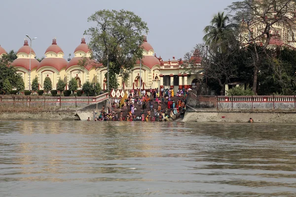 Индуисты купаются в гате возле храма Дакшинесвар Кали в Калькутте — стоковое фото