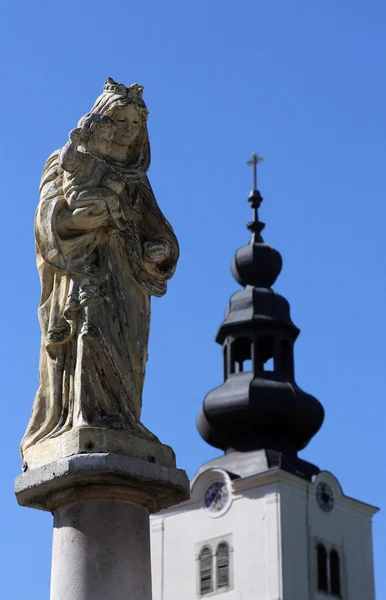 Jungfru Maria Med Jesusbarnet Framför Församlingskyrka Tuhelj Kroatien — Stockfoto