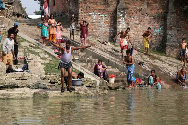 Hinduiska människor bada i ghat nära dakshineswar kali templet i kolkata — Stockfoto