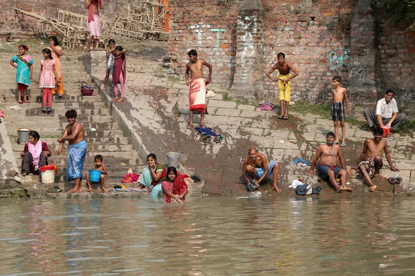 Hindu-Menschen baden im Ghat in der Nähe des Dakshineswar-Kali-Tempels in Kolkata — Stockfoto