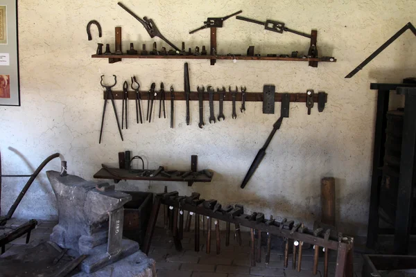 Laboratorio di fabbro nel Museo Etnologico Popolare Staro Selo a Kumrovec, nella contea settentrionale di Zagorje Croazia — Foto Stock
