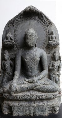 Buda bhumisparsha içinde oturmuş