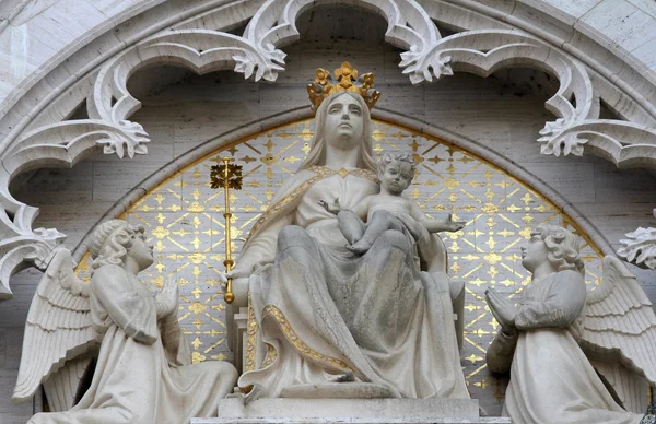 Madonna on the throne with the Child Jesus and two angels — Stock Photo, Image