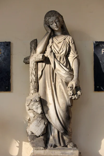 Detail of a mourning sculpture on a Mirogoj cemetery in Zagreb — Stock Photo, Image