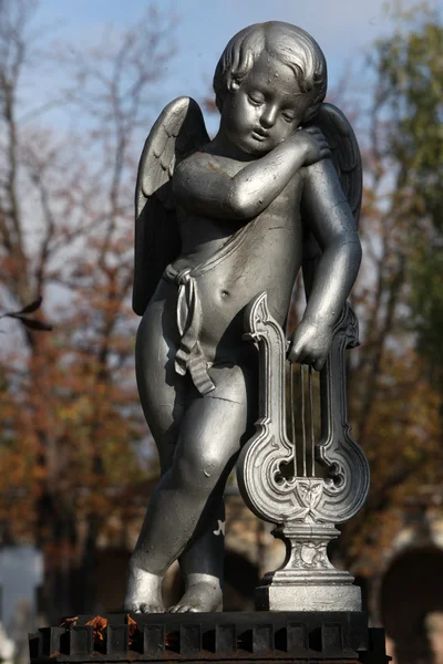Dettaglio di una scultura in lutto su un cimitero di Mirogoj a Zagabria — Foto Stock