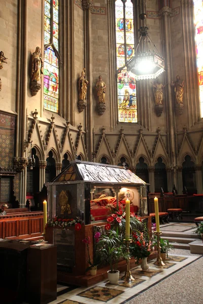 Sarcofaag van gezegend Aloysius Stepinac in de kathedraal van Zagreb — Stockfoto