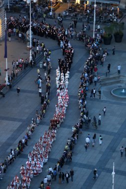 Zagreb, Hırvatistan - 31 Mayıs 2015: Bir gün için şehrin sokaklarında alayı liderliğindeki Our Lady Kamenita vrata, hamim Zagrep, Kardinal George Pell ve Kardinal Josip Bozanic.