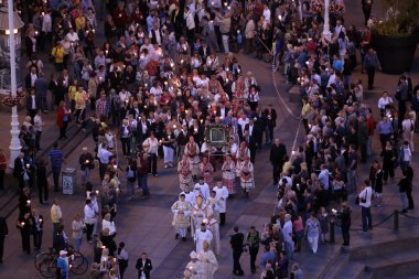 Zagreb, Hırvatistan - 31 Mayıs 2015: Bir gün için şehrin sokaklarında alayı liderliğindeki Our Lady Kamenita vrata, hamim Zagrep, Kardinal George Pell ve Kardinal Josip Bozanic.