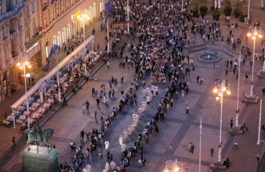 Zagreb, Hırvatistan - 31 Mayıs 2015: Bir gün için şehrin sokaklarında alayı liderliğindeki Our Lady Kamenita vrata, hamim Zagrep, Kardinal George Pell ve Kardinal Josip Bozanic.