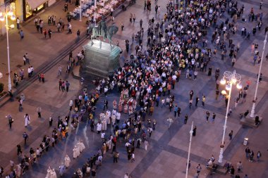 Zagreb, Hırvatistan - 31 Mayıs 2015: Bir gün için şehrin sokaklarında alayı liderliğindeki Our Lady Kamenita vrata, hamim Zagrep, Kardinal George Pell ve Kardinal Josip Bozanic.