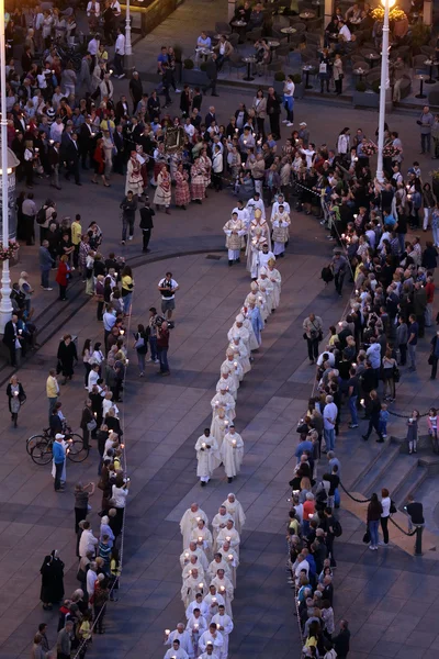 Zagreb, Hırvatistan - 31 Mayıs 2015: Bir gün için şehrin sokaklarında alayı liderliğindeki Our Lady Kamenita vrata, hamim Zagrep, Kardinal George Pell ve Kardinal Josip Bozanic. — Stok fotoğraf