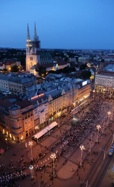 Zagreb, Kroatien - 31. Mai 2015: Prozession durch die Straßen der Stadt für einen Tag unsere Dame der Kamenita Vrata, Patronin von Zagreb, angeführt von Kardinal George Pell und Kardinal Josip Bozanic. — Stockfoto