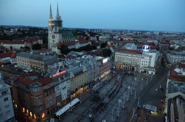 Zagreb, Kroatien - 31 maj 2015: Procession genom gatorna i staden för en dag vår fru av Kamenita vrata, skyddshelgon för Zagreb, under ledning av kardinal George Pell och kardinal Josip Bozanic. Royaltyfria Stockbilder