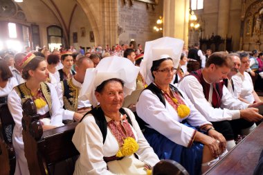 Zagreb, Hırvatistan - 19 Temmuz: Katılımcılar 49 Uluslararası Folklor Festivali Pazar 19 Temmuz 2015 tarihinde Hırvatistan Zagreb Katedrali kitle