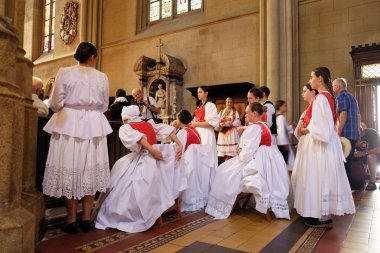 Zagreb, Hırvatistan - 19 Temmuz: Katılımcılar 49 Uluslararası Folklor Festivali Pazar 19 Temmuz 2015 tarihinde Hırvatistan Zagreb Katedrali kitle
