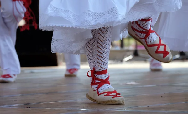 ZAGREB, CROÁCIA - JULHO 16: Membros do grupo folclórico Lagunekin de Bardos, França durante o 48 Festival Internacional do Folclore no centro de Zagreb, Croácia, em 16 de julho de 2015 — Fotografia de Stock