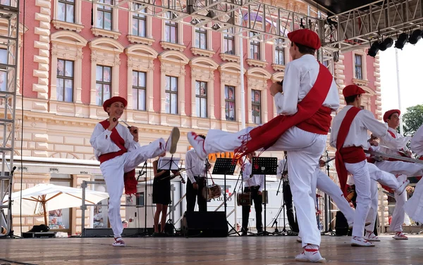 ZAGREB, CROATIA - JULY 16: Members of folk group Lagunekin from Bardos, France during the 48th International Folklore Festival in center of Zagreb, Croatia on July 16, 2015 — Stockfoto