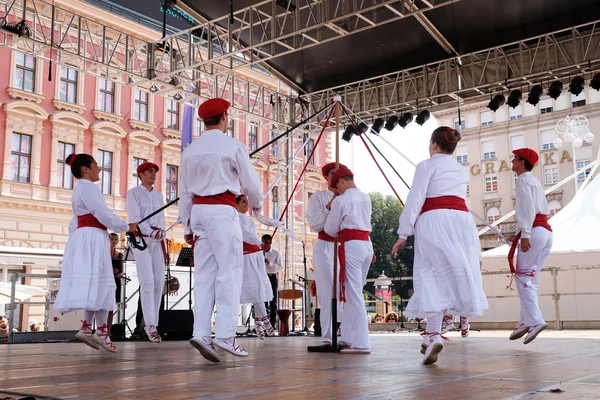 Medlemmar i folkgruppen Lagunekin från Bardos, Frankrike — Stockfoto