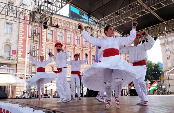 ZAGREB, CROÁCIA - JULHO 16: Membros do grupo folclórico Lagunekin de Bardos, França durante o 48 Festival Internacional do Folclore no centro de Zagreb, Croácia, em 16 de julho de 2015 — Fotografia de Stock