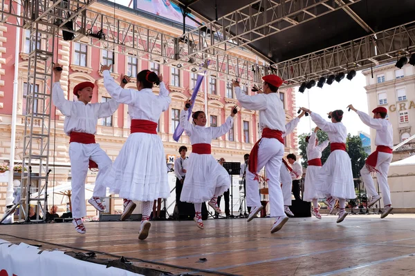 ZAGREB, CROATIA - JULY 16: Members of folk group Lagunekin from Bardos, France during the 48th International Folklore Festival in center of Zagreb, Croatia on July 16, 2015 — Stockfoto