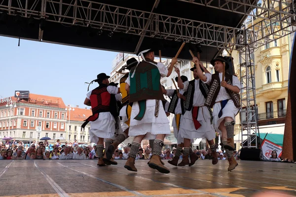 ZAGREB, CROÁCIA - JULHO 16: Membros do grupo folclórico Lagunekin de Bardos, França durante o 48 Festival Internacional do Folclore no centro de Zagreb, Croácia, em 16 de julho de 2015 — Fotografia de Stock