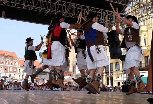 ЗАГРЕБ, КРОАТИЯ - 16 июля: Участники фольклорной группы Lagunekin из Бардоса, Франция во время 48-го Международного фольклорного фестиваля в центре Загреба, Хорватия, 16 июля 2015 года — стоковое фото