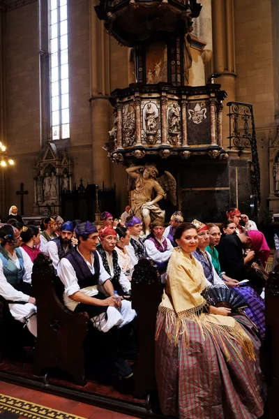 Zagreb, Hırvatistan - 19 Temmuz: Katılımcılar 49 Uluslararası Folklor Festivali Pazar 19 Temmuz 2015 tarihinde Hırvatistan Zagreb Katedrali kitle — Stok fotoğraf