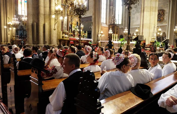 Загреб, Хорватія - 19 липня: Учасники в 49 Міжнародному фольклорному фестивалі в неділю масового в Кафедральному соборі Загреб, Хорватія на 19 липня 2015 — стокове фото