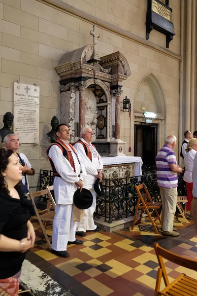 Zagreb, Kroatien - 19. Juli: Teilnehmer des 49. Internationalen Folklorefestivals bei der Sonntagsmesse in der Kathedrale von Zagreb, Kroatien am 19. Juli 2015 — Stockfoto