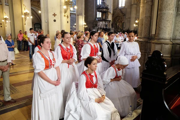 Záhřeb, Chorvatsko - 19. července: Účastníci 49 Mezinárodní folklorní Festival v neděli hmoty v katedrále Záhřeb, Chorvatsko na 19 července 2015 — Stock fotografie