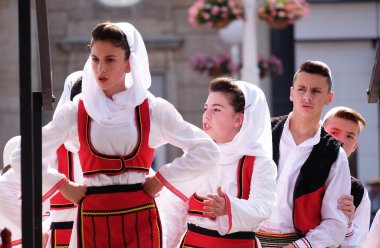 Zagreb, Hırvatistan - 19 Temmuz: Halk Deshmoret e Kombit Priştine, Kosova grubunun üyeleri 49 Uluslararası Folklor Festivali Merkezi, Zagreb, Hırvatistan 19 Temmuz 2015 tarihinde sırasında