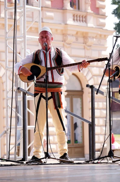 Zagreb, Kroatië - 19 juli: Leden van folk groep Deshmoret e Kombit van Pristina, Kosovo tijdens de 49e International Folklore Festival in centrum van Zagreb, Kroatië op 19 juli 2015 — Stockfoto