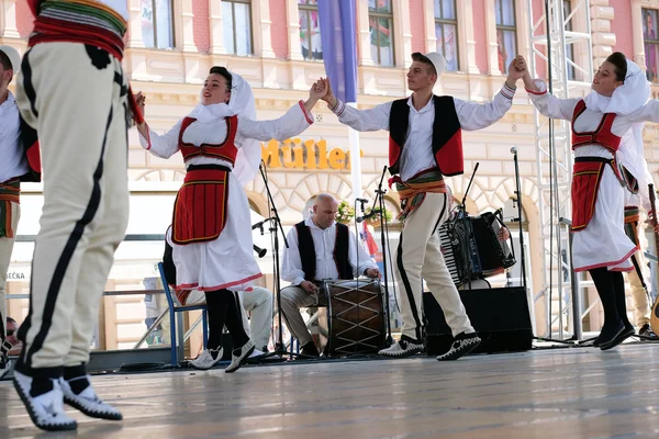 Medlemmar i folkgruppen Deshmoret e Kombit från Pristina, Kosovo — Stockfoto