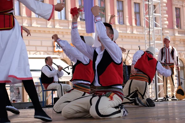 ザグレブ中心で 49、国際民俗祭、2015 年 7 月 19 日にクロアチア中グループ Deshmoret e Kombit プリシュティナ、コソボからの民俗のメンバー ザグレブ, クロアチア - 7 月 19 日。 — ストック写真