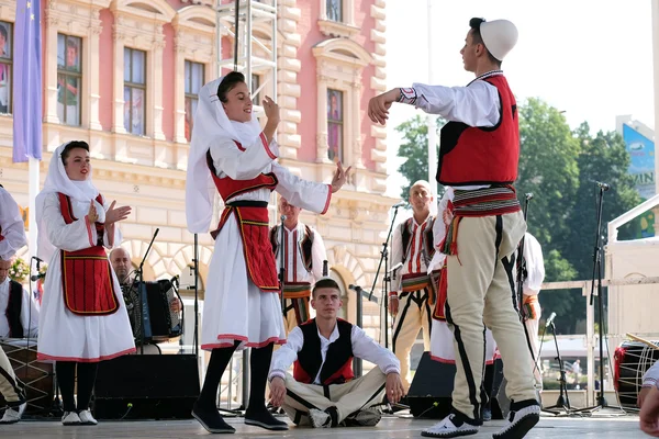 ZAGREB, CROATIA - JULHO 19: Membros do grupo popular Deshmoret e Kombit de Pristina, Kosovo durante o 49th International Folklore Festival no centro de Zagreb, Croácia, em 19 de julho de 2015 — Fotografia de Stock