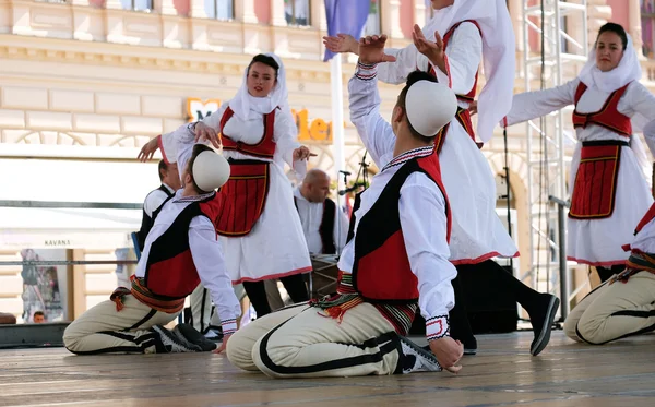 Leden van folk groep Deshmoret e Kombit van Pristina, Kosovo tijdens de 49e International Folklore Festival in centrum van Zagreb, Kroatië op 19 juli 2015 — Stockfoto